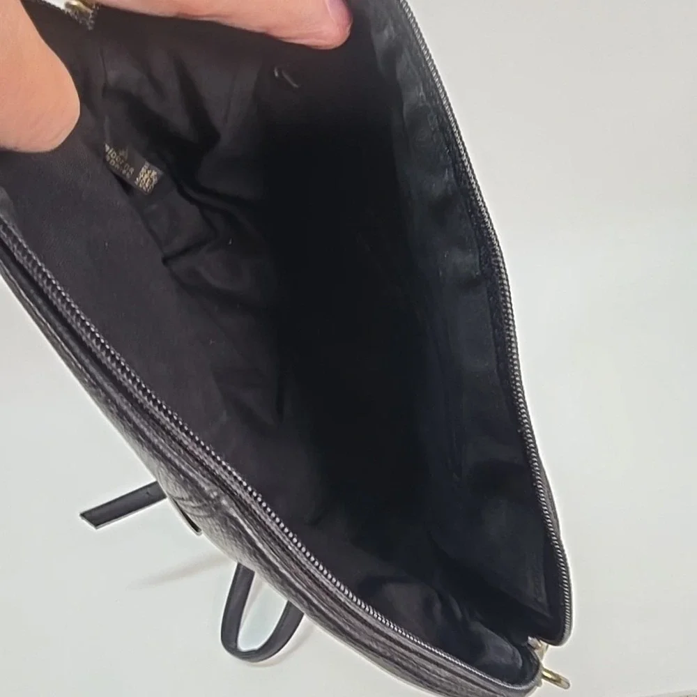 Liz Claiborne Black Leather Shoulder Bag Gold Hardware Logo‎ Women's Handbag